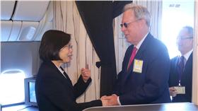 總統蔡英文（左）展開「英翔專案」，訪問友邦巴拿馬及巴拉圭，並過境美國邁阿密、洛杉磯。蔡總統30日（當地時間）抵達美國洛杉磯，美國在台協會理事主席薄瑞光（前右）赴機場接機。
中央社記者吳翊寧洛杉磯攝  105年7月2日