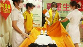 LG
創世利器 讓長期臥床者清潔身體
創世基金會發想的「原床泡澡」服務，可讓長期臥床者
不用下床即可完成身體清潔，更能促進血液循環、強化
新陳代謝。（創世基金會提供）
中央社記者陳朝福傳真 105年7月2日
    