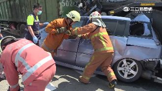 3車連環撞！休旅車遭吊車追撞卡前車