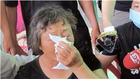 LG
飛彈誤射 黃妻不甘夫枉死
金江軍艦誤射飛彈，國防部長馮世寬2日到枉死黃姓船
長家道歉致意，黃姓船長妻子（圖）傷心表示，先生被
打得粉身碎骨讓她不捨，頻頻拭淚。
中央社記者王淑芬攝 105年7月2日