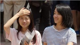 DD
指考第2天 上午炎熱（1）
大學指考2日舉行第二天考試，中央氣象局表示，上午
各地大多陽光普照、高溫炎熱，預計各地高溫普遍在攝
氏33至36度間，中午過後則要留意午後雷陣雨，提醒考
生及陪考家屬盡量穿著透氣排汗的衣物、多補充水分以
防中暑，並建議攜帶雨具備用。
中央社記者裴禛攝 105年7月2日