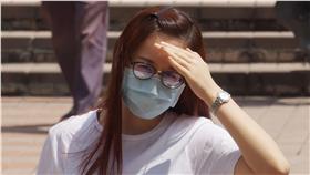 DD
指考第2天 上午炎熱（2）
大學指考2日舉行第二天考試，中央氣象局表示，上午
各地大多陽光普照、高溫炎熱，預計各地高溫普遍在攝
氏33至36度間，中午過後則要留意午後雷陣雨，提醒考
生及陪考家屬盡量穿著透氣排汗的衣物、多補充水分以
防中暑，並建議攜帶雨具備用。
中央社記者裴禛攝 105年7月2日