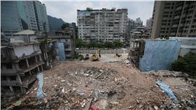 LG
永春都更案 不同意戶遭拆除（2）
台北市永春都更案，北市都發局1日晚間召開都市更新
會及爭議處理審議會專案小組會議後，不同意戶王家住
戶（圖中紅色門附近）2日上午遭到拆除。王家表示，
「非常憤怒」。
中央社記者張新偉攝 105年7月2日