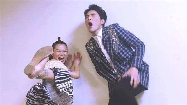 偉晉帥氣踢腿合影蘇運瑩　下一秒..