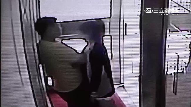 情侶吵架撞電梯門　女友慘摔天井重傷