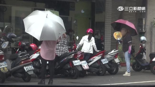 郵局現雨傘幫　大媽跟車拉人強迫推銷