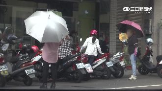 郵局現雨傘幫　大媽跟車拉人強迫推銷