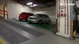 超陡！最難停車位　考驗駕駛技術