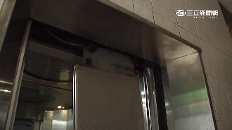 電梯門板別重擊！門腳脫軌一推就開