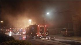 ▲桃園市八德區桃和街汽車修理廠大火.汽修廠（圖／翻攝自爆料公社）