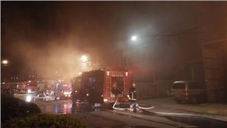 20消防車急救援　汽修廠大火奪2命