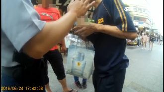 鹹豬手襲女店員　阿伯被逮：跟她玩的