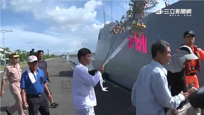 船長遭飛彈擊亡　快艇載家屬海上招魂