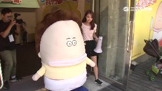 百變花媽高雄駁二登場　花粉超捧場