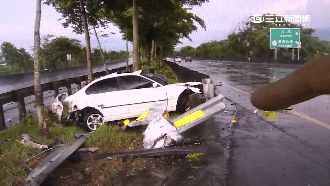 大雷雨釀禍　BMW打滑自撞分隔島