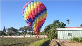 台東熱氣球降落農田（圖／翻攝自林義隆臉書）