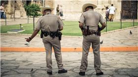 警察,餵鳥,餵鴿子,公務員,廣場,休息,放鬆（圖／shutterstock／達志影像）