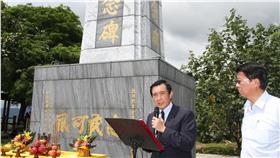 前總統馬英九（左）3日參訪台南市玉井區的抗日烈士余清芳紀念碑時表示，他不是反日派。面對歷史要恩怨分明、就事論事；面對家屬要設身處地、將心比心。
中央社記者楊思瑞攝  105年7月3日