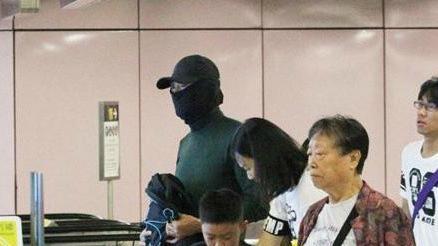 周潤發搭地鐵包超緊　電眼一雙迷死人