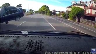 恐怖！賓士先撞安全島「飛撲」馬自達