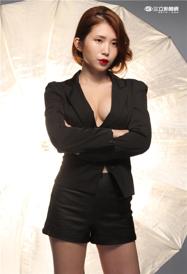 曖維多媒體/SEXY NUTS性感誌46期，雞排妹鄭家純拍攝現場4。（記者邱榮吉/側拍）