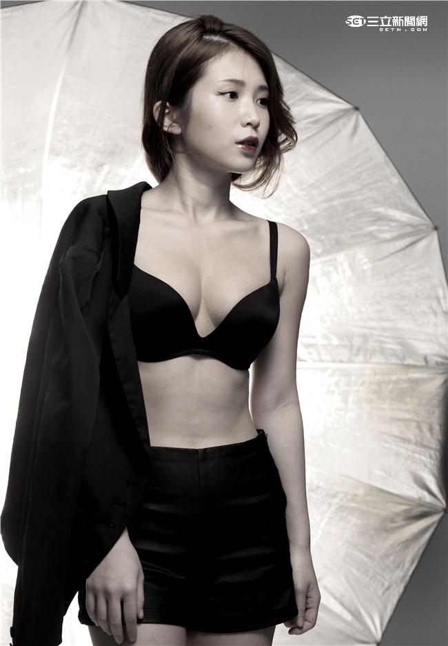 曖維多媒體/SEXY NUTS性感誌46期，雞排妹鄭家純拍攝現場4。（記者邱榮吉/側拍）