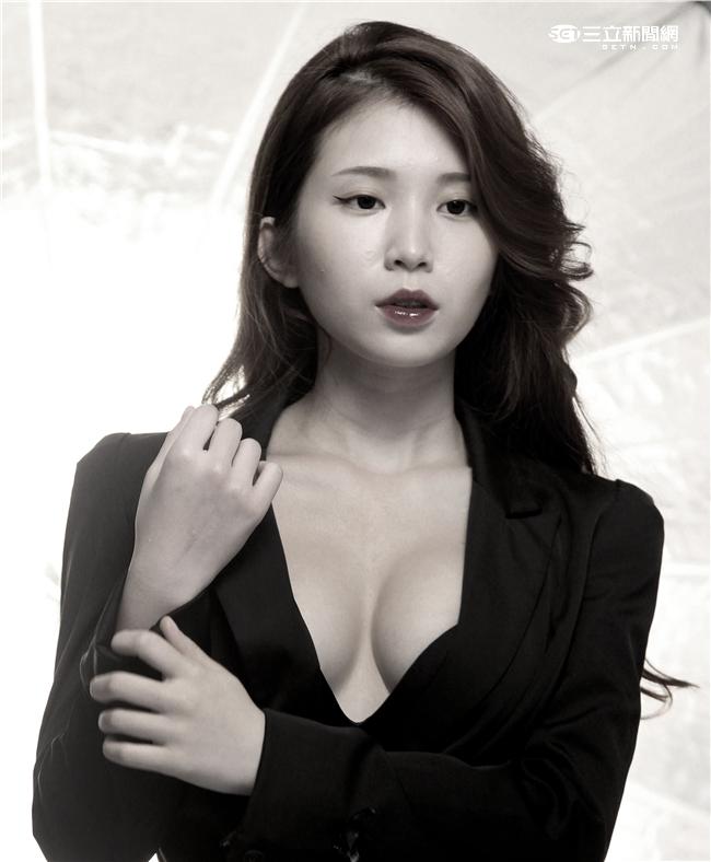 曖維多媒體/SEXY NUTS性感誌46期，雞排妹鄭家純拍攝現場4。（記者邱榮吉/側拍）