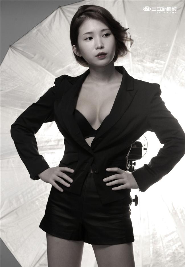 曖維多媒體/SEXY NUTS性感誌46期，雞排妹鄭家純拍攝現場4。（記者邱榮吉/側拍）