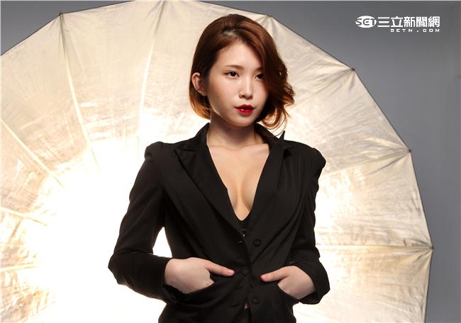 曖維多媒體/SEXY NUTS性感誌46期，雞排妹鄭家純拍攝現場4。（記者邱榮吉/側拍）