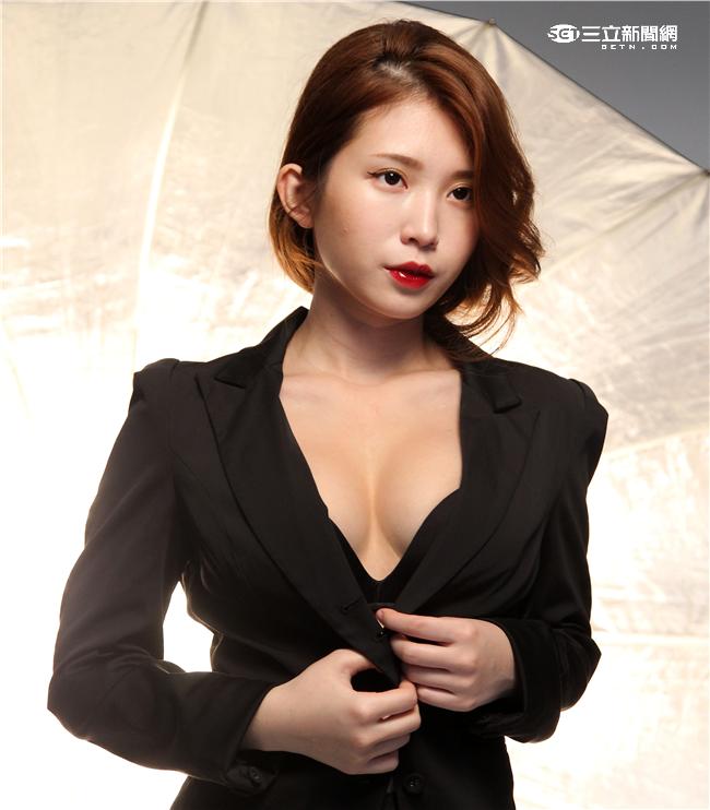 曖維多媒體/SEXY NUTS性感誌46期，雞排妹鄭家純拍攝現場4。（記者邱榮吉/側拍）