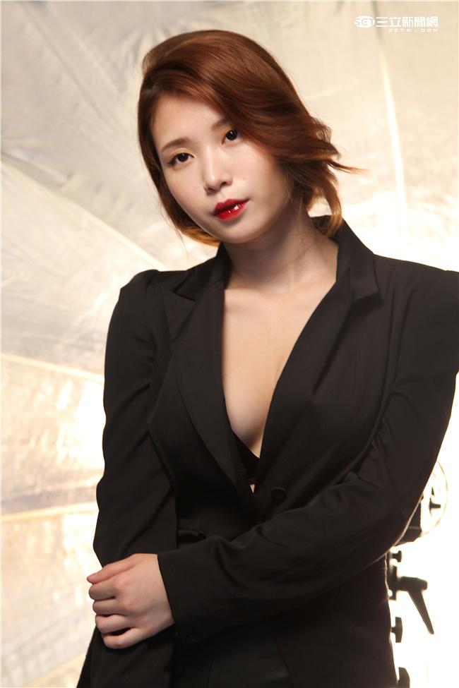 曖維多媒體/SEXY NUTS性感誌46期，雞排妹鄭家純拍攝現場4。（記者邱榮吉/側拍）