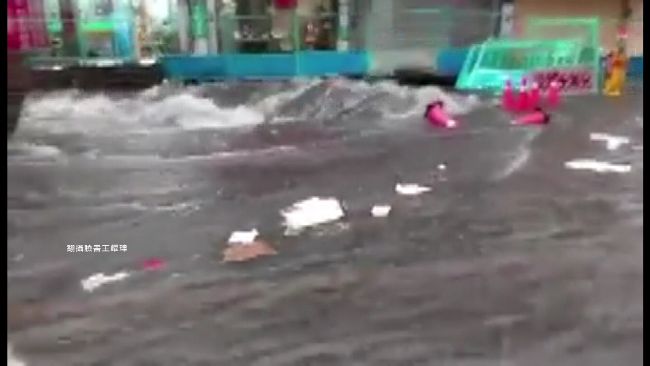 中市傍晚降暴雨　大里淹水街道成河流