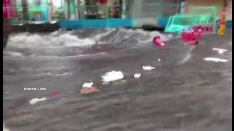 中市傍晚降暴雨　大里淹水街道成河流