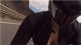 臉書粉絲團 Motorcycle Scene 重型機車　乳溝　翻攝影片