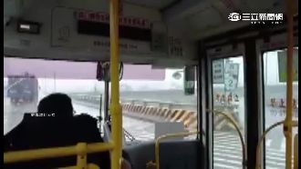 機場巴士有夠扯　錯過匝道直接倒退嚕