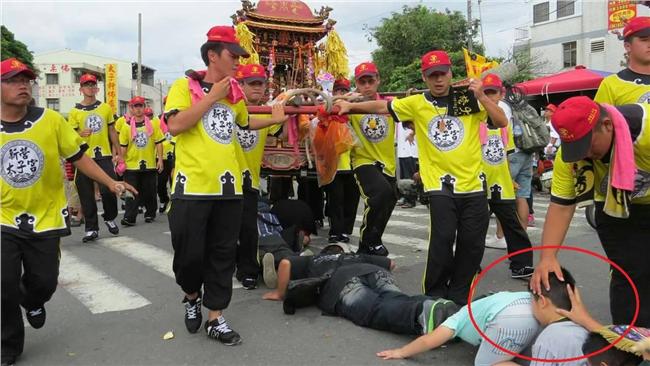 鑽轎腳沒算好距離　小弟慘被壓頭聞屁