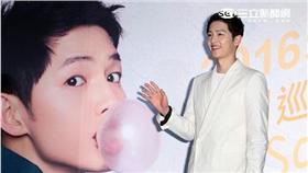 太陽的後裔宋仲基2016亞洲巡迴粉絲見面會-台北站，嘗試台灣美食，珍珠奶茶為最愛。（記者邱榮吉/攝影）