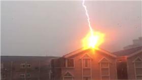 打雷擊中屋頂_https://www.facebook.com/vampireswei/posts/10204631291861016?pnref=story