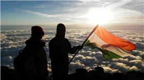 聖母峰,攻頂,bbc,http://www.bbc.com/news/world-asia-india-36659280