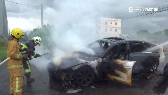 開中古百萬車載辣妹　半途火燒車驚逃
