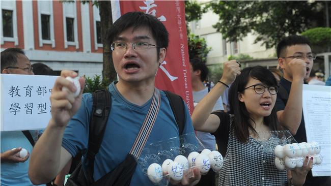 爭助理勞動權　學生蛋洗教育部專委