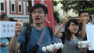 爭助理勞動權　學生蛋洗教育部專委