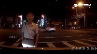 阿伯疑喝醉酒　半夜衝路中擋車嚇壞人