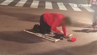 裝瘸哥跪地行乞　被識破健步如飛離開
