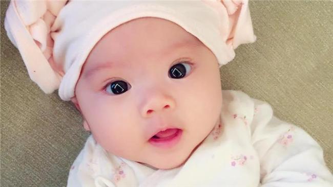 咘咘有勁敵！拿鐵3月女兒　萌度破表