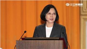 總統蔡英文出席三軍五校院畢業典禮，頒發畢業證書、授階、績優學生。（記者邱榮吉/攝影）