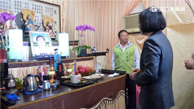 赴船長家弔唁　蔡英文代表政府道歉