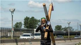 日本牧師揹40公斤十字架走北高／翻攝自Arthur Hollands臉書