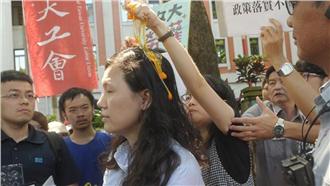 官員遭蛋洗　抗議團體：盼重視結構