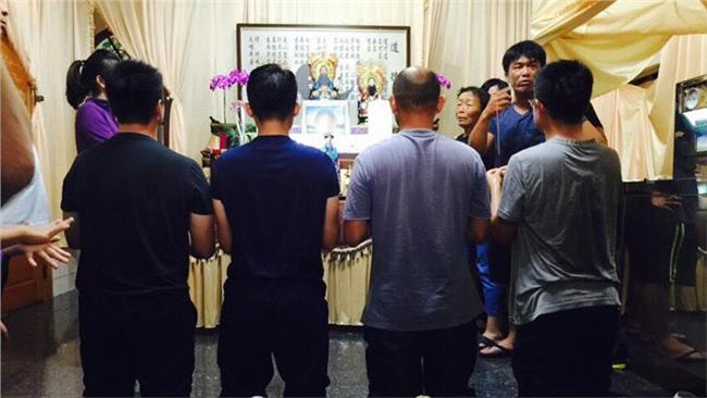 領4軍士跪進靈堂　參謀長自請處分